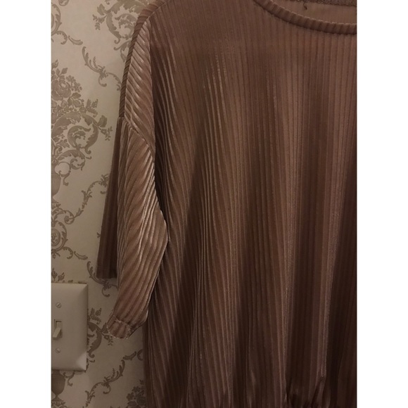 WOMENS OUTFIT (PANTS SIZE TWO, TOP SIZE M) - Picture 4 of 8